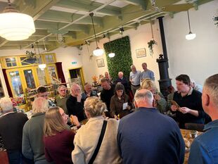 De winnaar zit rechts met zwarte trui